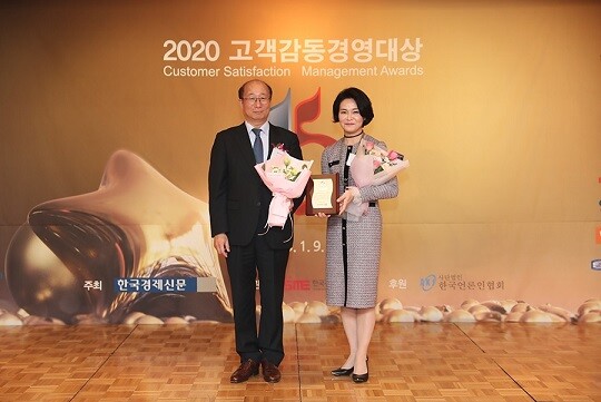 윤재연 전 블루원 대표(오른쪽)가 2020년 1월 롯데호텔에서 열린 '2020 고객감동경영대상' 시상식에서 서비스·레저 부문 대상을 수상하고 있다. 사진=블루원 제공