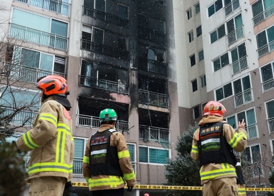 지난해 성탄절 29명의 사상자가 발생한 서울 도봉구 아파트 화재를 낸 70대 남성에게 금고 5년이 선고됐다. 화재 사고 당시 현장 모습. 사진=연합뉴스