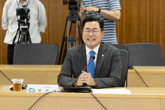 박찬대 더불어민주당 원내대표가  경제 위기 속에서 재정이 적극적인 역할을 해야 한다며 김동연 지사의 주장에 공감을 표했다. 사진=경기도 제공