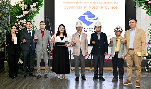 이철우 지사(왼쪽 네번째)가 지난 8일 도르도이기업 및 살롬베콥대학과 간담회를 갖고 기념촬영을 하고 있다. 사진=경북도 제공
