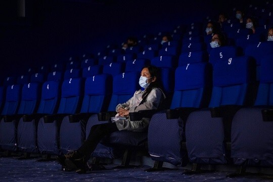 극장에서 영화를 보는 중국 시민. 기사의 특정 내용과 무관하다. 사진=연합뉴스