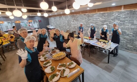 식사 지원 봉사활동 기념촬영 장면. 사진=렛츠런파크 부산경남 제공