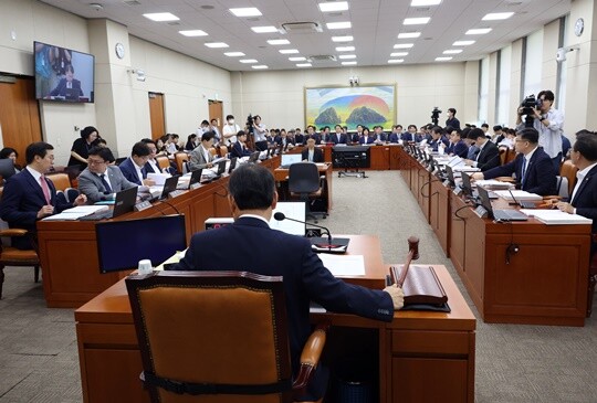 공정거래위원회를 관할하는 국회 정무위원회 국정감사에서 굽네치킨 가맹점주 관련 논의가 이뤄질 수 있다는 관측이 나온다. 지난 8월 26일 서울 여의도 국회에서 열린 정무위원회 전체회의. 사진=연합뉴스