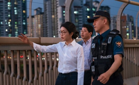 김건희 여사가 9월 10일에는 ‘세계 자살 예방의 날’을 맞아 용강지구대 순찰 인력들과 마포대교 도보 순찰을 하고 있다. 사진=대통령실 제공