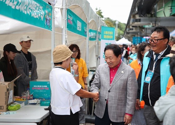 '화도읍 도시재생 마석 맷돌모루 축제'  에서 시민과 만난 주광덕 시장.  사진=남양주시 제공