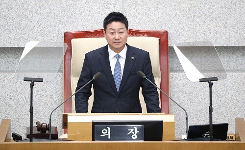 김진경 경기도의회 의장이 23일 제378회 임시회 개회식에서 개회사를 하고 있다. 사진=경기도의회 제공