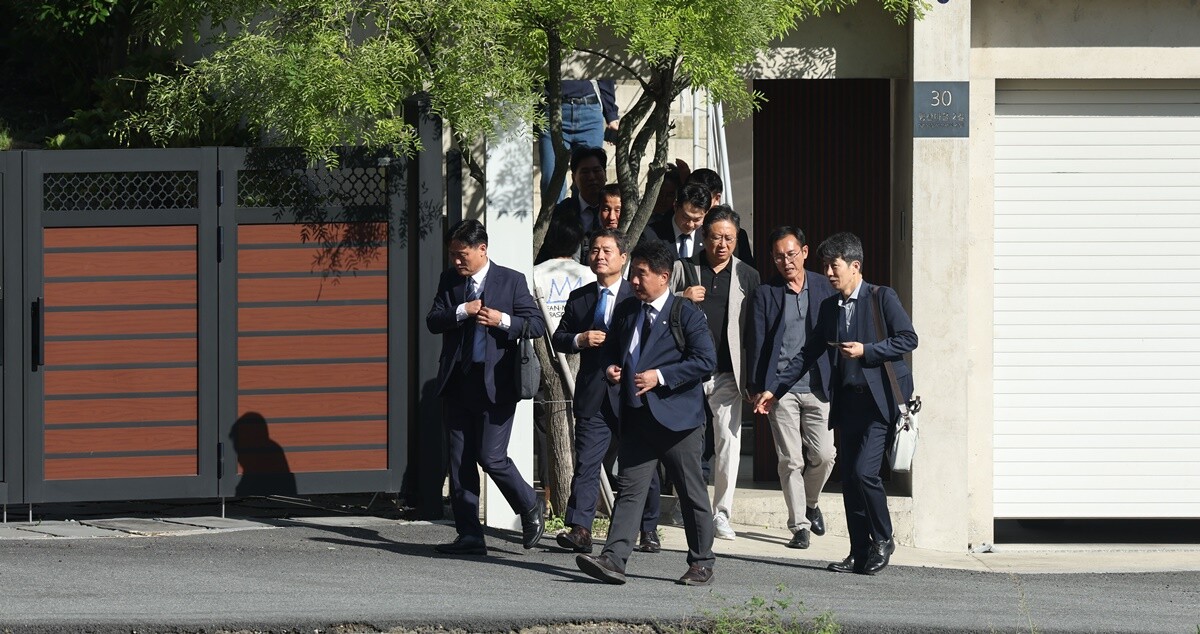 더불어민주당 전정권정치탄압대책위원회가 23일 경남 양산시 하북면 평산마을 문재인 전 대통령 사저에서 면담을 마친 후 대문을 나서고 있다.  사진=연합뉴스