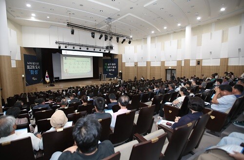 화성시가  4개 구청 신설을 위한  권역별 시민설명회를 개최하고 있다. 사진=화성시 제공