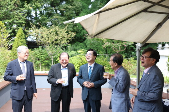 김동연 경기도지사가 이종찬 광복회장과 김삼웅, 한시준 전 독립기념관장을 초청해 오찬을 가졌다. 사진=경기도 제공