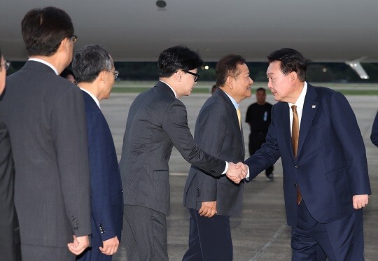 윤석열 대통령이 9월 22일 성남 서울공항에서 체코 공식 방문을 마치고 귀국하며 마중 나온 국민의힘 한동훈 대표와 악수하고 있다. 사진=연합뉴스