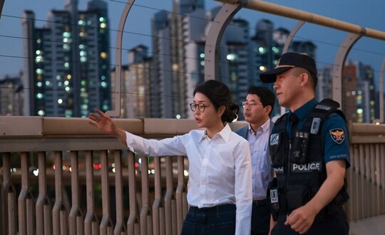 김건희 여사가 9월 10일에는 ‘세계 자살 예방의 날’을 맞아 용강지구대 순찰 인력들과 마포대교 도보 순찰을 하고 있다. 사진=대통령실 제공