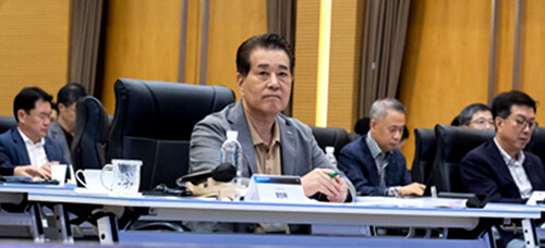 장인화 포스코그룹 회장이 인천 송도 포스코 글로벌R&D 센터에서 열린 2024 포스코포럼에 참석해 강연을 듣고 있다.. 사잔= 포스코 제공