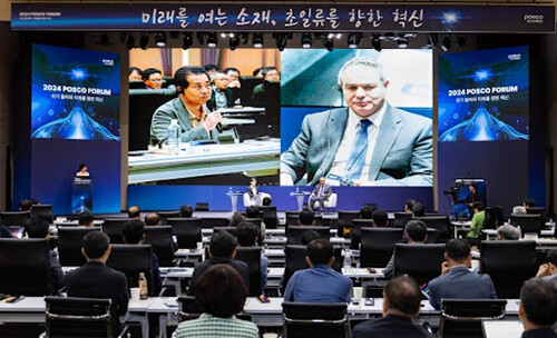 1일 포스코 글로벌R&D센터에서 열린 2024 포스코포럼에서 장인화 회장이 마크 레너드(Mark Leonard) 유럽외교협회 공동창립자 겸 집행이사와 대화를 나누고 있다. 사잔= 포스코 제공