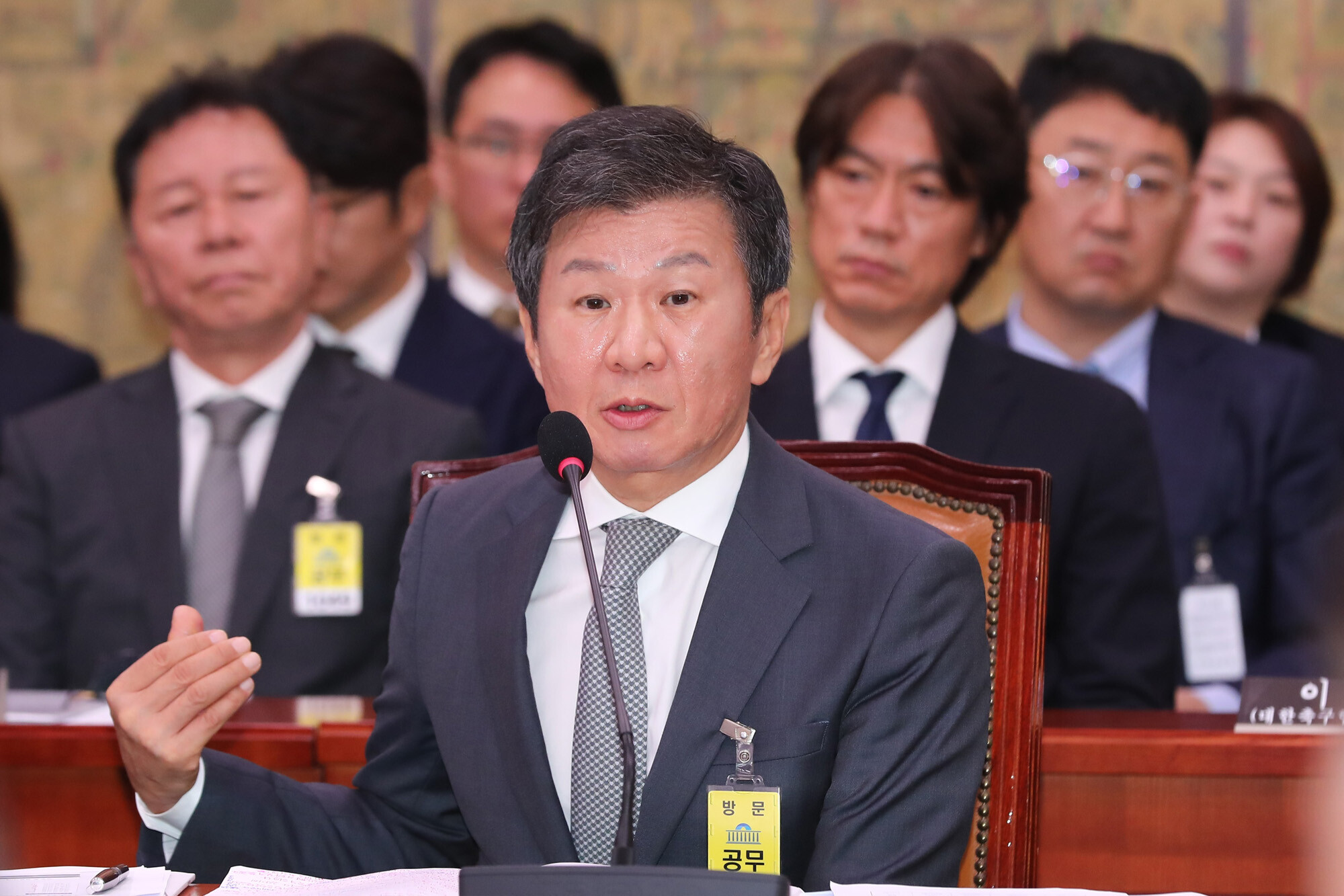 정몽규 대한축구협회장 뒤로 홍명보 축구 국가대표팀 감독이 앉아 있다. 사진=박은숙 기자