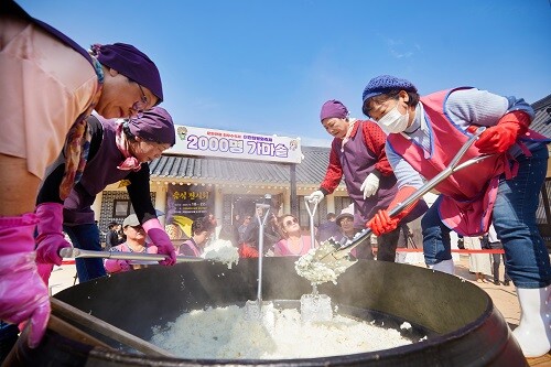 이천쌀 문화축제 가마솥 2000명 밥짓기. 사진=이천시  제공