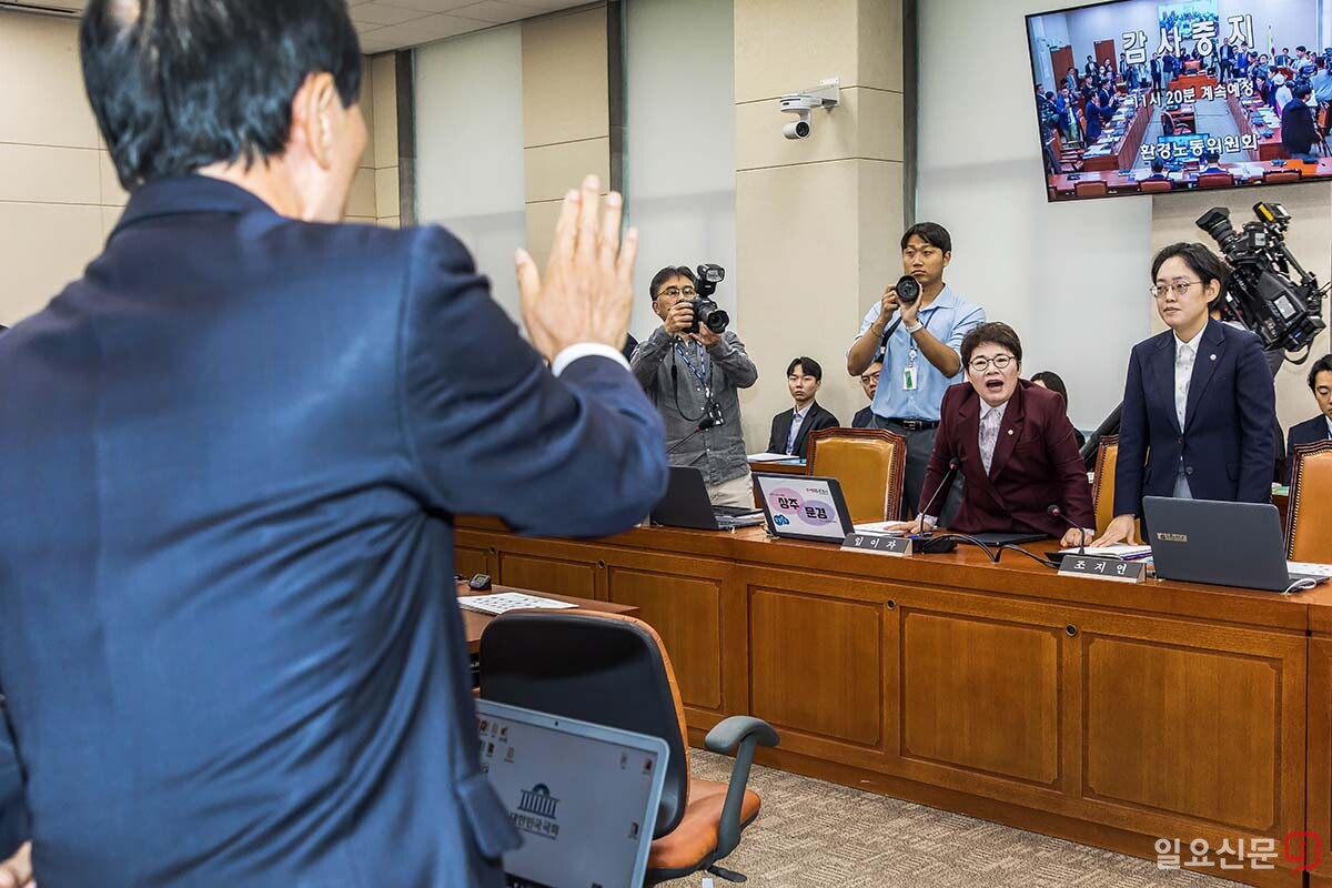 10일 환경노동위원회의 환경·노동부 국정감사가 김문수 고용노동부 장관 역사관 및 발언에 대한 여야 의원들의 과열된 설전으로 중지되고 있다. 사진=최준필 기자