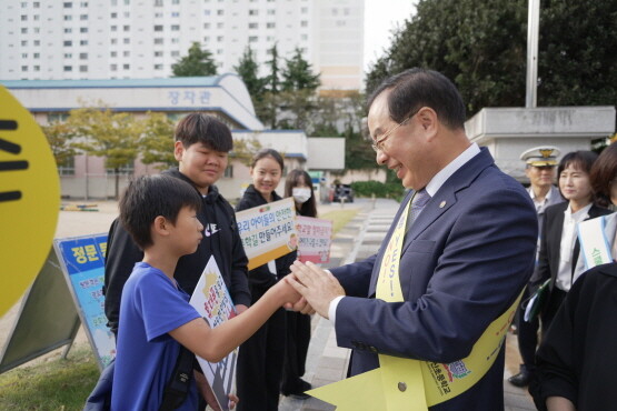 ‘남부경찰서 녹색어머니회 합동 교통안전 캠페인’ 장면. 사진=부산시교육청 제공