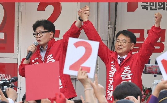 국민의힘 한동훈 대표가 10월 9일 오후 부산 금정구 부산대 앞에서 10·16 재보궐 선거에 출마한 윤일현 금정구청장 후보의 유세를 지원하고 있다. 사진=연합뉴스