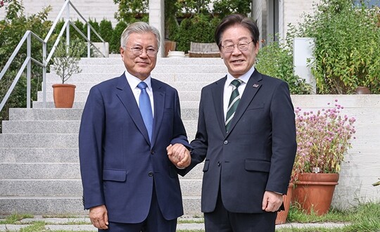 이재명 대표가 지난 9월 8일 경남 양산 평산마을 사저를 방문해 문재인 전 대통령 예방하고 기념촬영을 하고 있다. 사진=민주당 제공