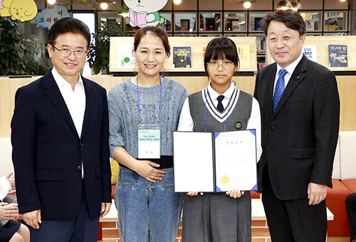 이철우 지사(왼쪽)와 김기만 부행장(우측)이 장학금을 받은 가족과 기념촬영응 하고 있다. 사진=경북도 제공