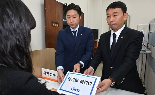 더불어민주당 김용민 원내정책수석부대표(오른쪽)와 김용만 원내부대표가 10월 17일 국회 의안과에 ‘김건희 특검법’을 제출하고 있다. 사진=박은숙 기자