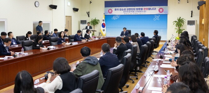 인천시교육청이 18일 중국 강소성 초·중등학교 교장 42명과 한·중 청소년 교육‧문화 교류를 위한 간담회를 갖고 있다. 사진=인천시교육청 제공