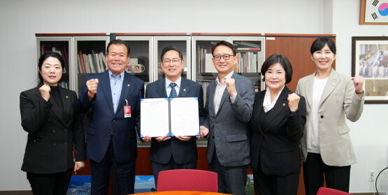 국회 기획재정위원회 간사인 박수영 국회의원에게 건의문을 전달하는 모습. 사진=경남도의회 제공