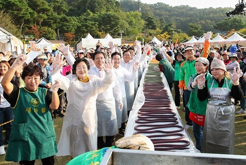 무병장수와 풍년을 기원하는 가래떡 뽑기. 사진= 이천시 제공