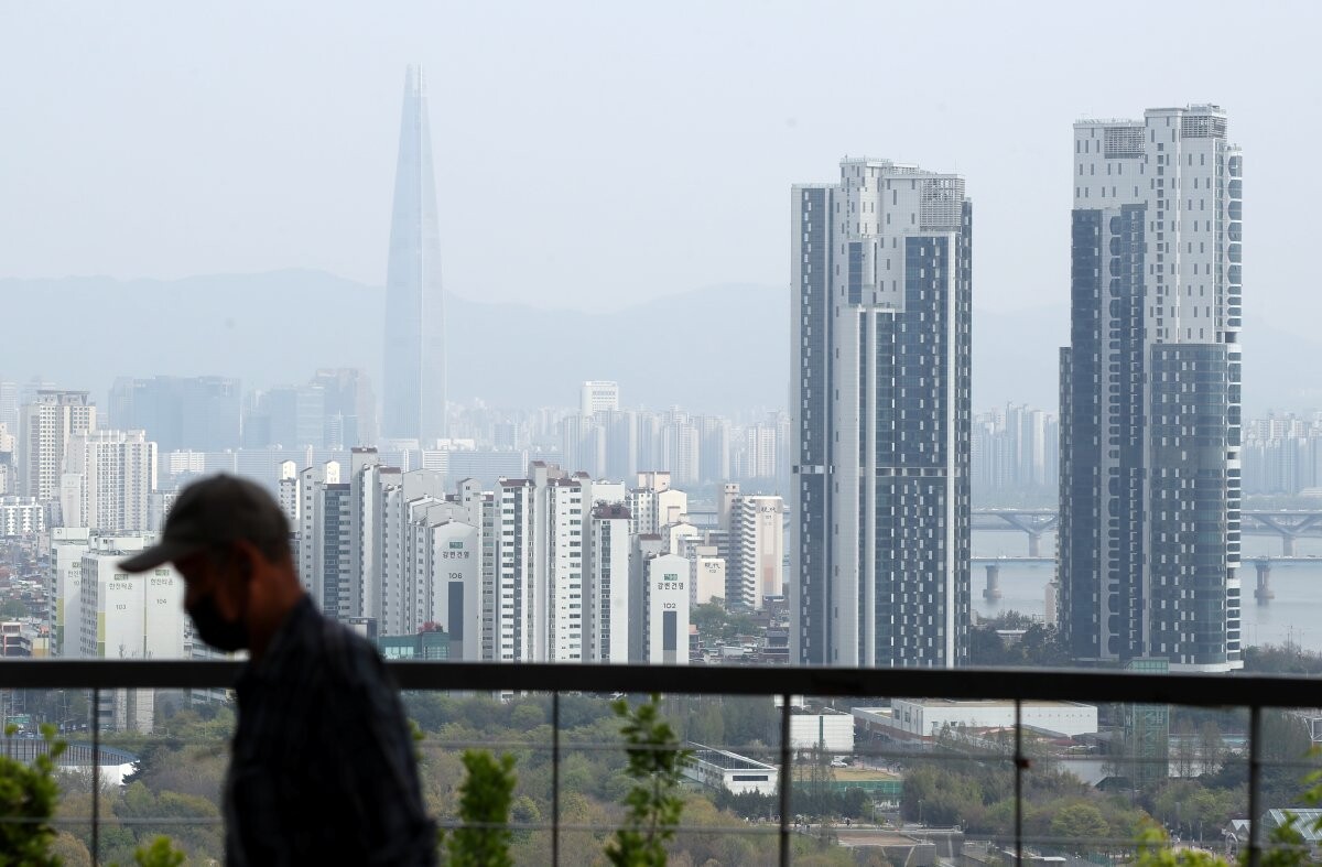 서울 성동구 한강변 아파트 뒤로 송파구 잠실동 일대 아파트와 롯데월드타워가 보인다. 사진=연합뉴스