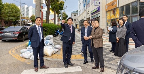 도성훈 인천시교육감이 21일 신광초등학교 주변 통학로를 현장 점검하고 있다. 사진=인천시교육청 제공