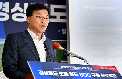 배용수 경북도 건설도시국장이 23일 도청 브리핑룸에서 경북도 도로·철도 SOC 구축 프로젝트에 대해 설명하고 있다. 사진=경북도 제공