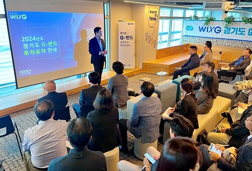 이재영 경기도의회 경제노동위원회 의원이 24일 경과원이 주최한 ‘G-펀드 투자설명회’에서 도내 중소벤처기업을 대상으로 투자유치 방안을 설명하고 있다. 사진=경기도경제과학진흥원 제공