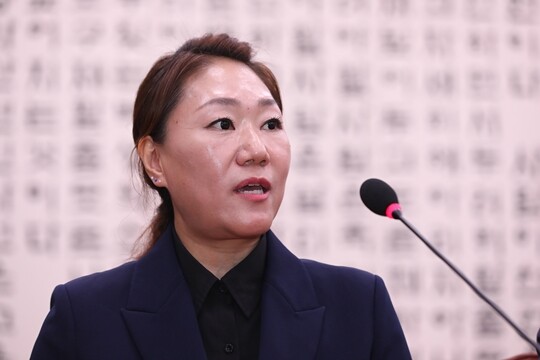 김영선 전 국민의힘 의원의 회계책임자인 강혜경 씨(사진)가 지난 10월 21일 오후 서울 여의도 국회에서 열린 법제사법위원회의 대검찰청 국정감사에 출석해 질의에 답변하고 있다. 사진=박은숙 기자