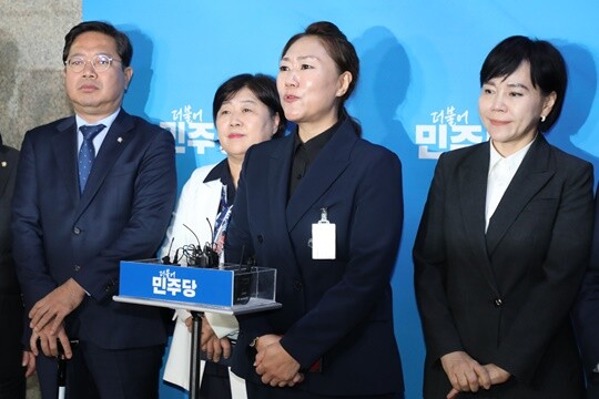 김건희 여사의 공천 개입 의혹과 명태균 씨 여론조사 비용 불법 조달 의혹을 제기한 강혜경 씨가 10월 21일 오후 서울 여의도 국회에서 더불어민주당 공익제보자 권익보호위원회 전현희 위원장을 비롯한 의원들과 함께 기자회견을 하고 있다. 사진=박은숙 기자