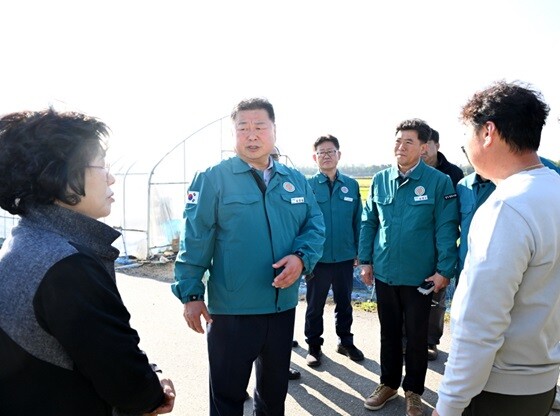 김경일 시장이 대남확성기 소음 피해  지역인 대성동 마을 방문을 방문해  주민들의 고충을 듣고 있다. 사진=파주시 제공