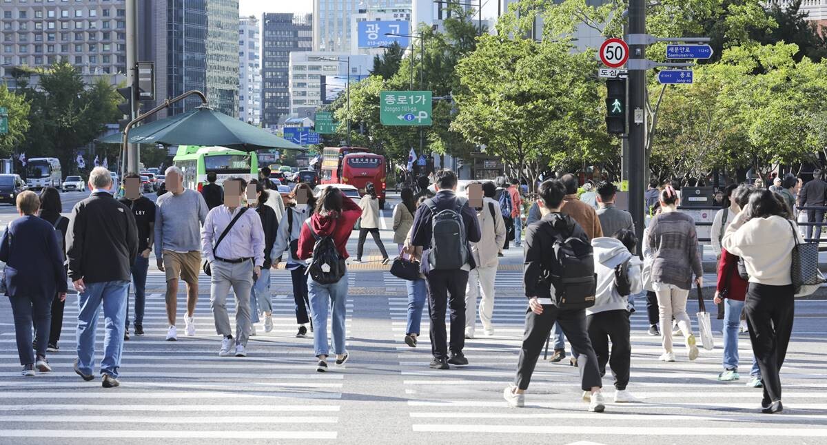 서울 종로구 광화문네거리에 직장인들이 출근을 하고 있다. 사진은 기사 특정 내용과 관련없음. 사진=박정훈 기자