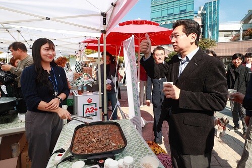 이상일  용인특례시장이 2일 동백호수공원에서 열린 제29회 농업인의 날 기념행사장을 둘러보고 있다. 사진=용인특례시 제공