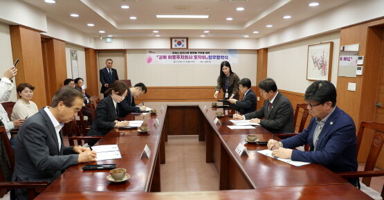 '김해 아동주치의사 토닥이 플랫폼' 구축을 위한 협약식 장면. 사진=김해시 제공