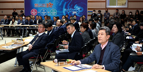 6일 이강덕 시장이 시청 브리핑룸에서  열린 기자 간담회에서 수소특화단지 지정과 서유럽 출장 성과에 대해 설명하고 있다. 사진=포항시 제공