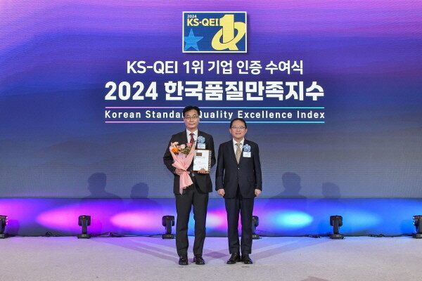 6일 롯데호텔 서울에서 열린 ‘2024 한국품질만족지수(KS-QEI)’ 인증 수여식에서 에몬스 김판수 감사(왼쪽)가 강명수 한국표준협회장(오른쪽)과 기념 촬영을 하고 있다. 사진=에몬스 제공