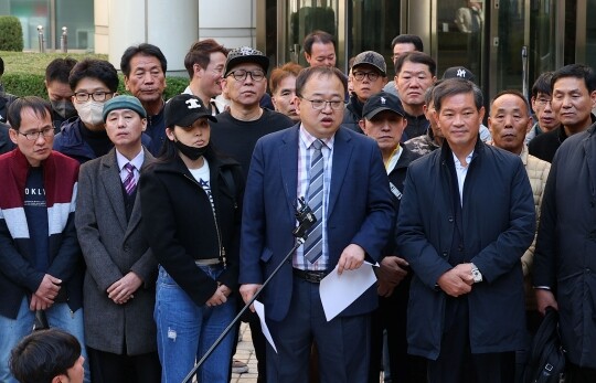 이향직 형제복지원 서울경기피해자협의회 대표가 11월 7일 오후 서울 서초구 서울중앙지방법원 앞에서 대한민국을 상대로 제기한 국가배상 손해배상 소송 2심 선고 공판을 마친 뒤 발언하고 있다. 사진=연합뉴스