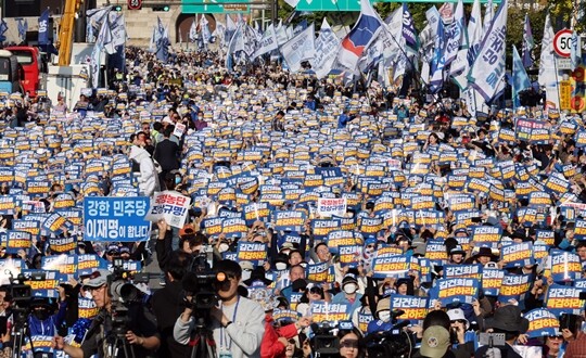 11월 2일 서울역 인근에서 열린 ‘김건희·윤석열 국정농단 규탄·특검촉구 국민행동의 날’에 참석자들이 피켓을 들고 구호를 외치고 있다. 사진=박은숙 기자