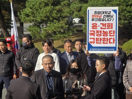 11월 8일 명태균 씨는 변호인인 김소연 변호사와 창원지검에 출석했다. 사진=이강원 기자