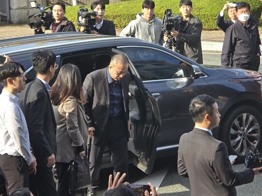 11월 8일 목발을 짚고 차에서 내리고 있는 명태균 씨. 사진=이강원 기자