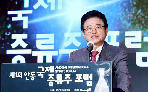 이철우 지사가 8일 안동 스탠포드호텔에서 열린 '2024 안동 국제 증류주 포럼'에서 인삿말을 하고 있다. 사진=경북도 제공