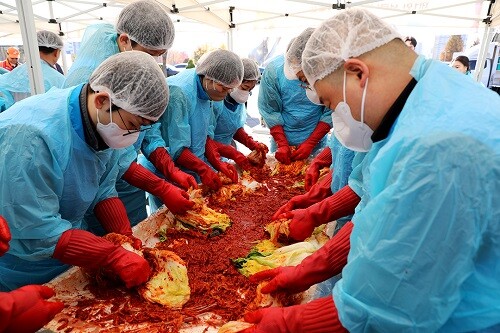 공항철도 사회봉사단원들이 김장봉사를 펼치고 있다. 사진=공항철도 제공