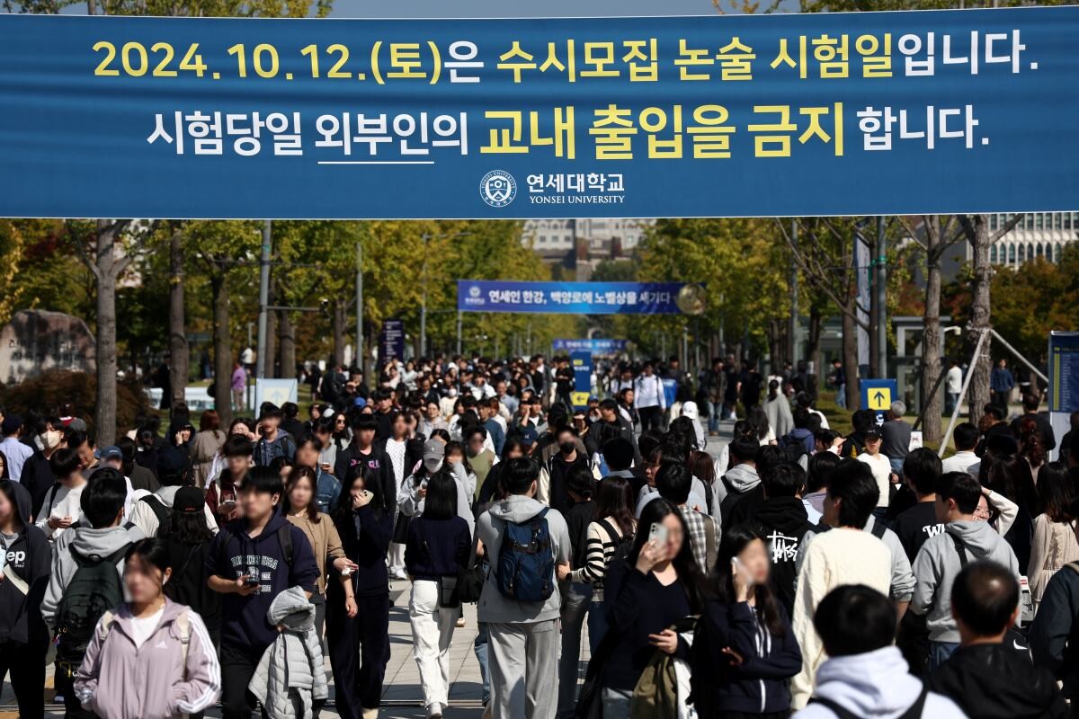 지난 10울 12일 서울 연세대 본교 수시모집 논술시험을 치른 수험생들이 캠퍼스를 걸어나오고 있다. 사진=연합뉴스