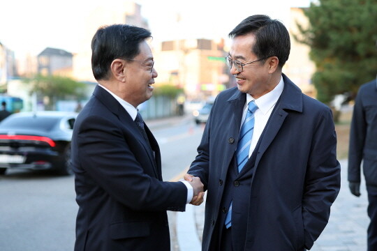 18일 수원 화성 인근에서 재회한 김동연 경기도지사와 헹 스위 킷 싱가포르 부총리. 사진=경기도 제공