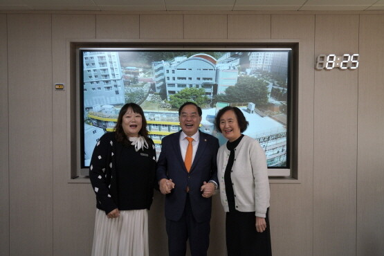 하윤수 부산교육감이 김미숙 할머니, 김가나 교사와 기념촬영을 갖는 모습. 사진=부산시교육청 제공