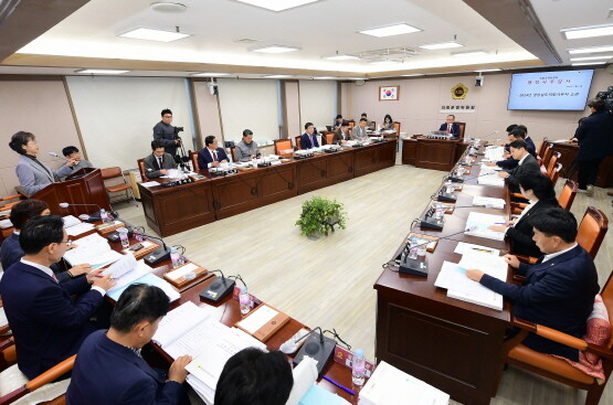 운영위원회 행정사무감사 장면. 사진=경남도의회 제공